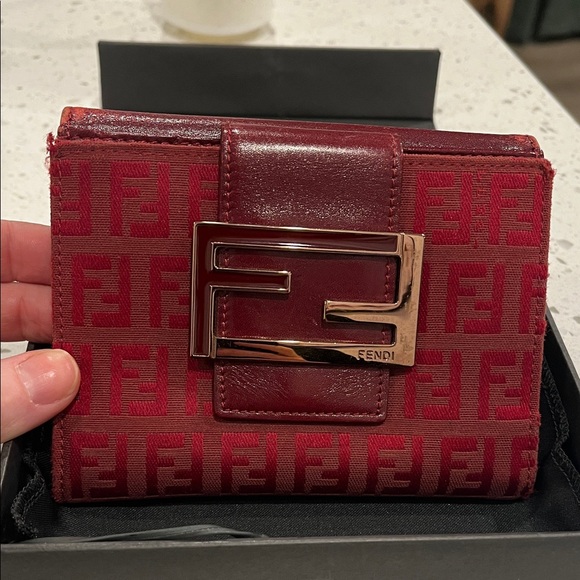Fendi Red Wallet with Gold Logo authentic - Picture 2 of 6